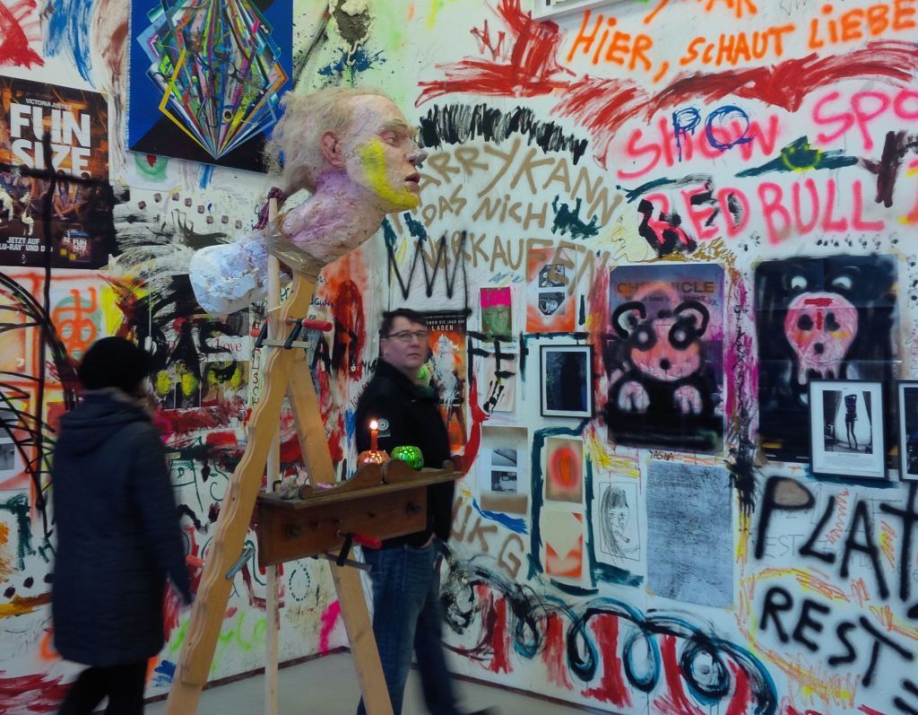 "Null Acht Fuffzehn" im Laden für Nichts (Bild: Artefakte/ Leipziger Kulturgeschichten)