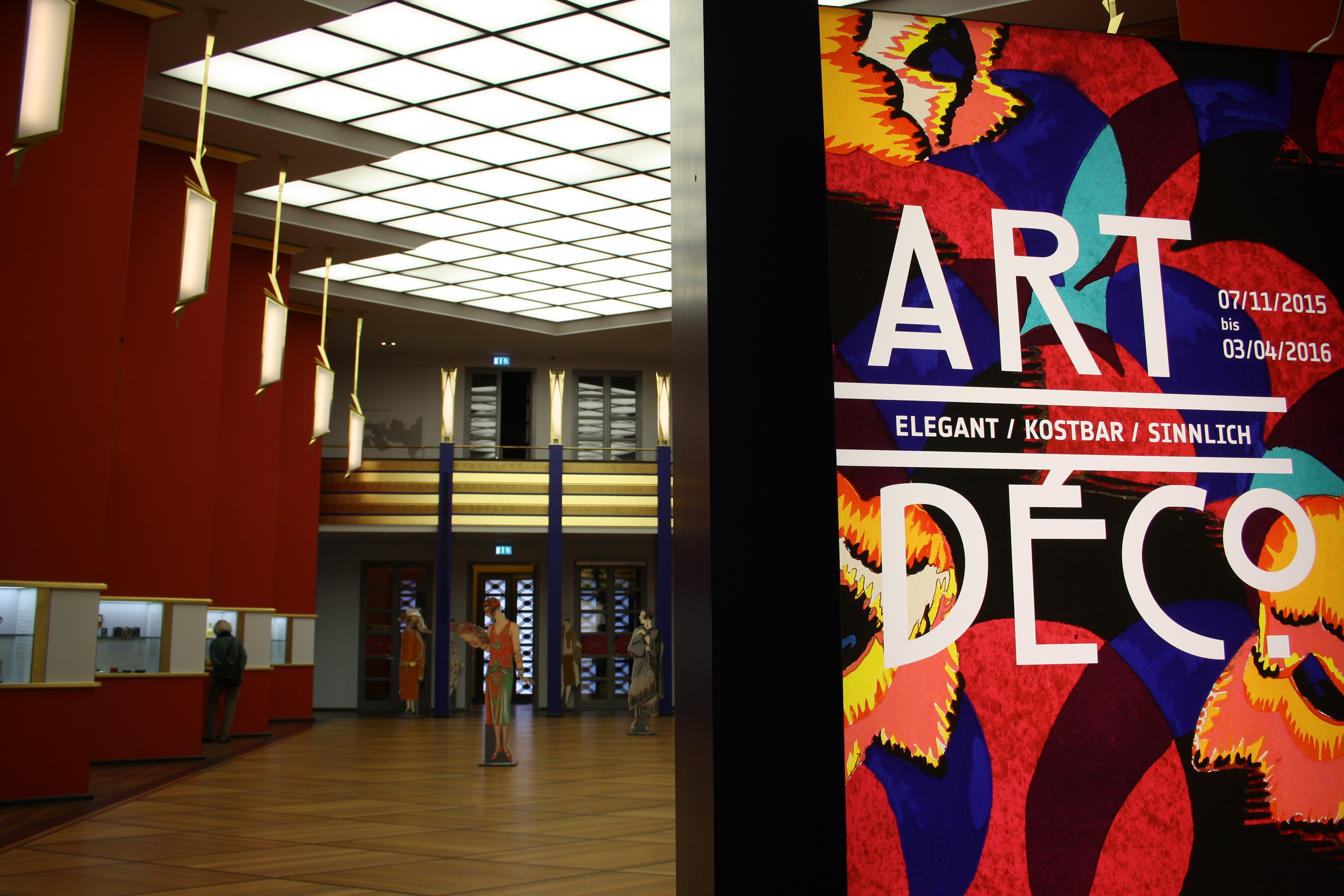 Aus der Not geboren? "Art Déco" ist kunsthistorisch ein Verlegenheitsbegriff, wie Barock und Rokoko. Hier: Blick in die Ausstellung im Grassimuseum für Angewandte Kunst in Leipzig. Das Gebäude und die Innenräumen entstanden Ende der Zwanzigerjahre des 20. Jahrhunderts und werden ebenfalls als "Art Déco"-Architektur verstanden, obwohl dies kein Quellenbegriff ist und von zeitgenössischen Kommentaren als "modern" bezeichnet wurde. (Foto: Artefakte 2016)