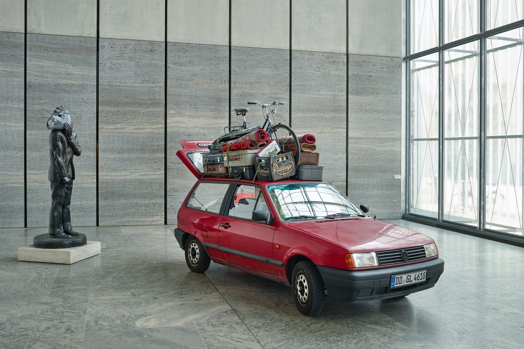 Manaf Halbouni, Nowhere is Home, 2015 - 2016, © Manaf Halbouni, Foto: Punctum/B. Kober (im Hintergrund: Wolfgang Mattheuer, Mann mit Maske, © VG Bild-Kunst, Bonn 2016)