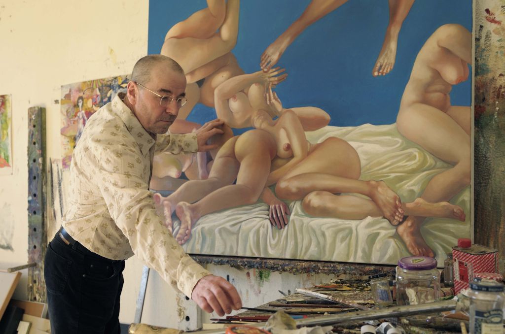 Die weibliche Figur als Inspiration: Thomas Gatzemeier beim Malen einer Aktgruppe. (Foto: Klaus Lorenz 2010)