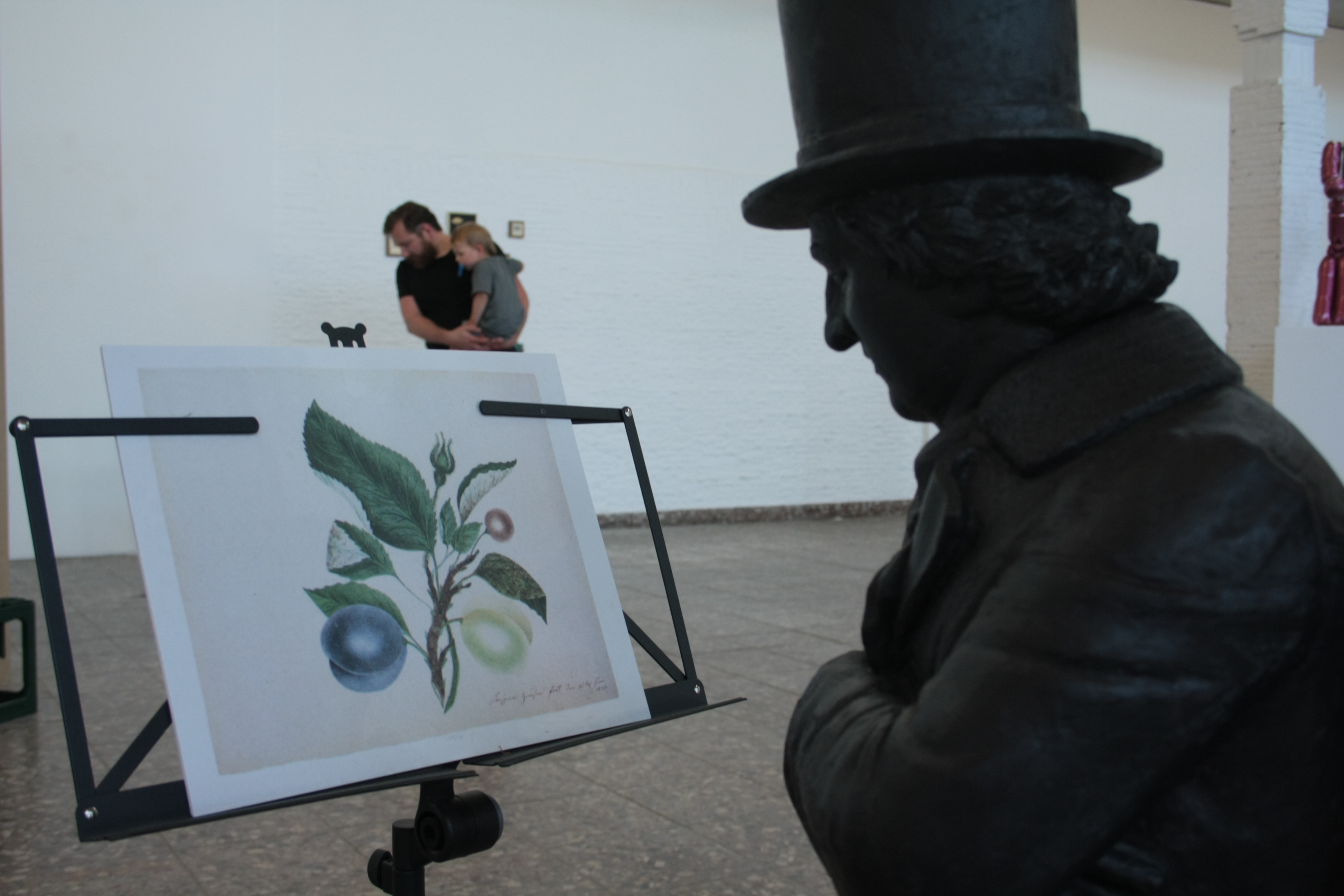 Ausstellungsdetail Ottmar Hört "Der Künstler Kaspar Hauser", Skulpturengruppe 2016. (Foto: ARTEFAKTE 2016)