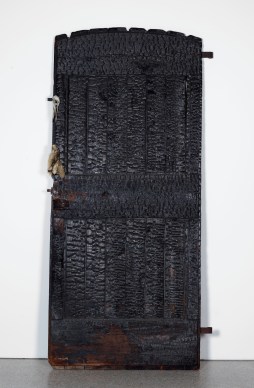 Joseph Beuys Tür, 1954–1956 Verbrannte Holztür, darauf montiert Reiherschädel und Hasenohren / Burnt wooden door, mounted heron skull and rabbit ears 210 x 108 x 10 cm mumok Museum moderner Kunst Stiftung Ludwig Wien, ehemals Sammlung Hahn, Köln / Former Hahn Collection, Cologne, erworben / acquired 1978 Photo: mumok © Bildrecht Wien, 2017