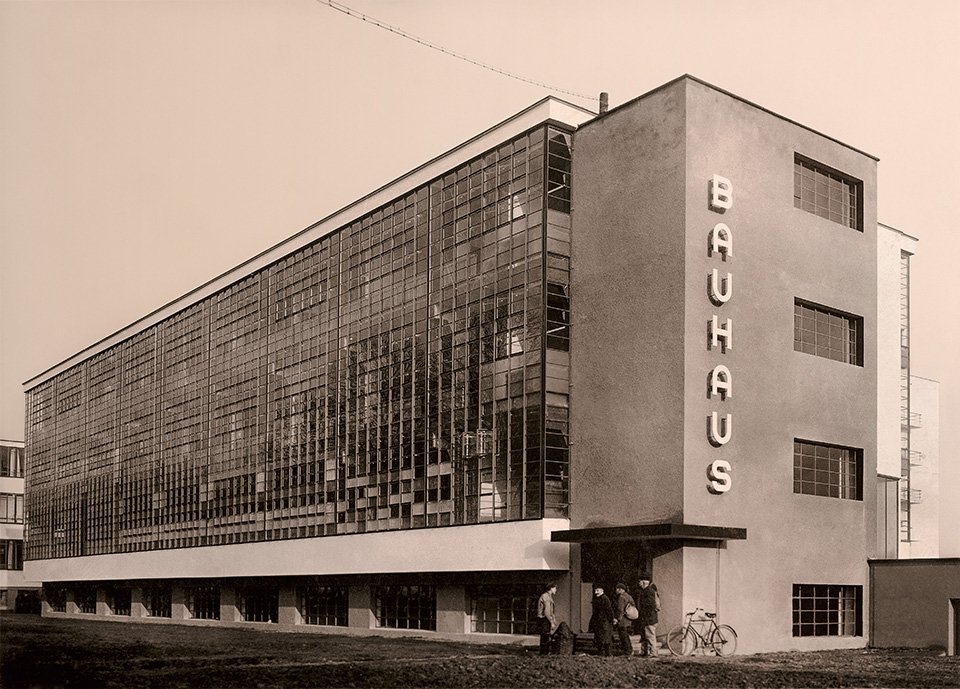 Walter Gropius: Bauhaus building in Dessau, 1925/26. View of the Bauhaus building from the southwest, workshop wing. (Copyright: Bauhaus-Archiv, Berlin ((inv. 5993/3); photo: Atlantis-Foto)