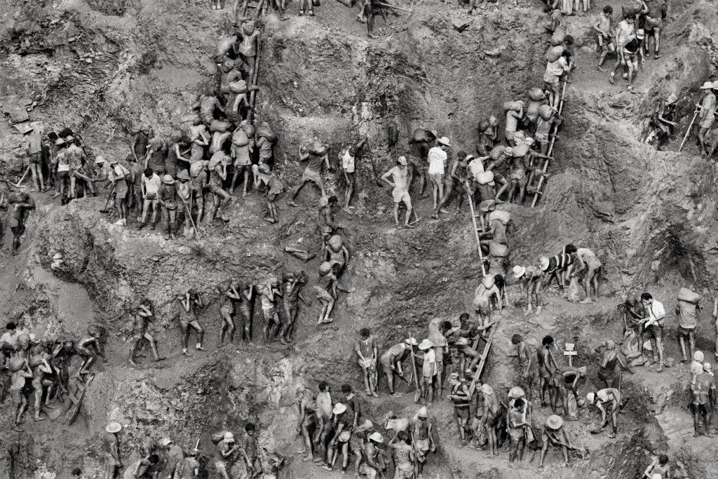 Wie Ameisen krabbeln Menschen in einem riesigen Loch, um Gold zu schürfen (Foto: Sebastiao Salgado, Gold, Presse TASCHEN 2019)