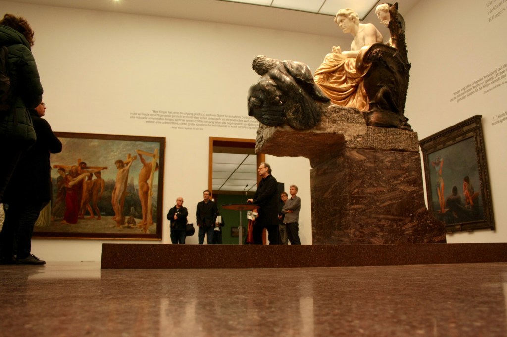 "Unterm" Prometheusfunken der Beethoven-Skulptur von Max Klinger stehend; Dir. MdbK Alfred Weidinger nebst Team. (Foto: Artefakte 2020)